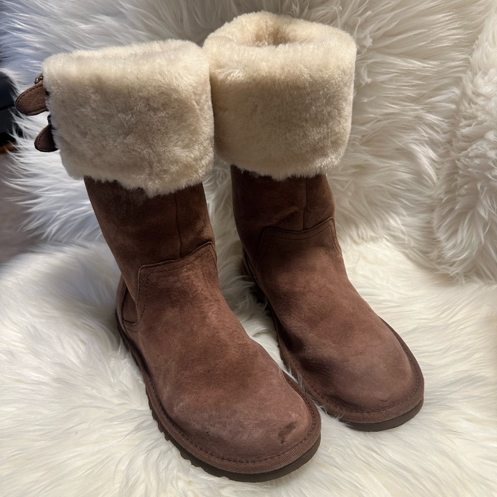 Uggs Ladies Cozy Brown Boots with Plush Cream Lining sz 8